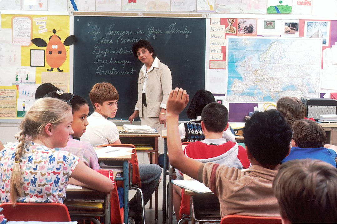 Illustration of elementary school students collaborative learning classroom